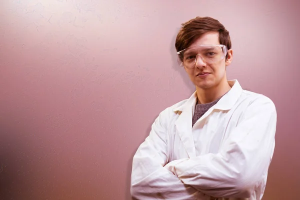 Un jeune portrait d'ingénieur professionnel sur la fabrication de l'usine de production, espace de copie — Photo