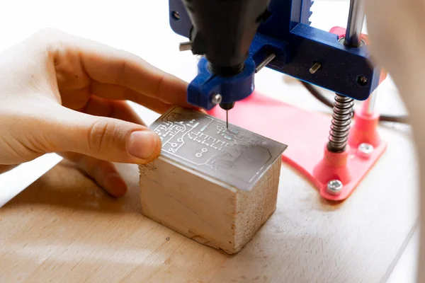 Un ingeniero masculino de cerca que trabaja en el laboratorio, perforando los detalles y componentes eléctricos —  Fotos de Stock