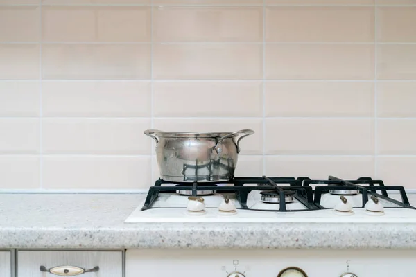 Semplice pentola singola con acqua bollente mentre si cucina a casa in cucina — Foto Stock