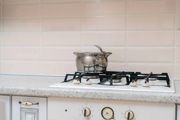 Pot tunggal sederhana dengan air mendidih saat memasak di rumah di dapur — Stok Foto