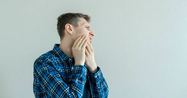 Espaço de cópia simples conceito mínimo da dor de dente, fortrait masculino contra a parede colorida — Fotografia de Stock