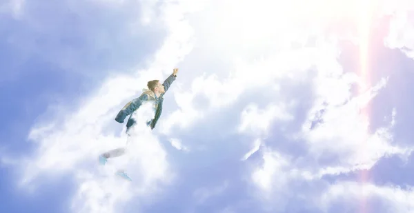 Koncepcja superbohatera, miasto potrzebuje bohatera, młodego mężczyzny lecącego wysoko w chmurach — Zdjęcie stockowe