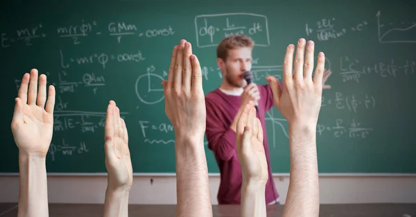 Los muchos títeres o estudiantes manos levantadas con una solución en una lección o conferencia con un profesor hablando — Foto de Stock