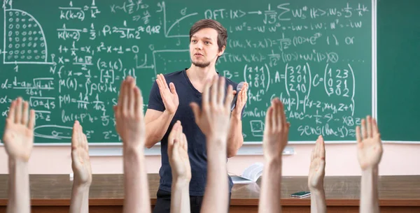 Os muitos alunos ou alunos mãos levantadas com uma solução em uma lição ou palestra com um professor falando — Fotografia de Stock
