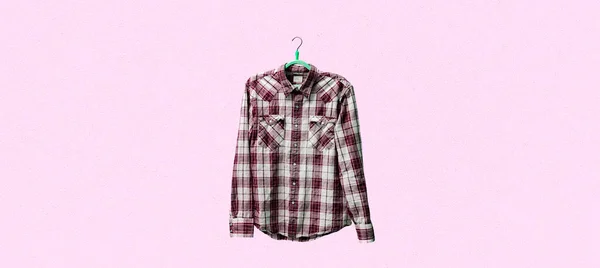 Camisa quadriculada simples em um cabide em uma parede, conceito abstrato minimalista em casa — Fotografia de Stock