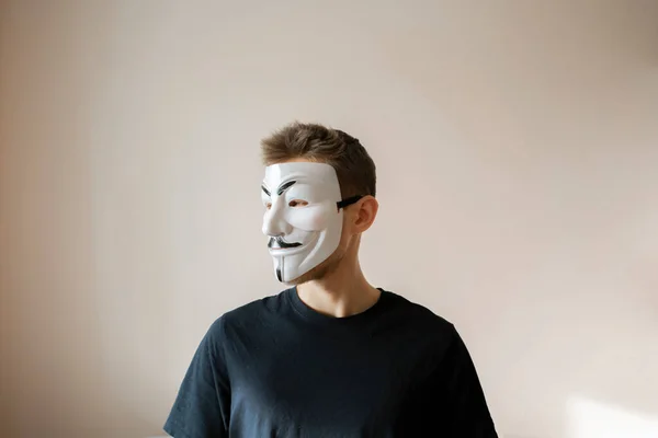 Pessoa anônima na máscara, proteger as informações de dados pessoais, conceito de hacker de computador — Fotografia de Stock