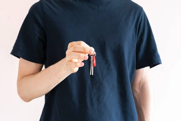 Eine Nahaufnahme Agent House Verkäufer Hand halten und geben die neue Villa Schlüssel, isoliert, einfaches Umzugskonzept — Stockfoto