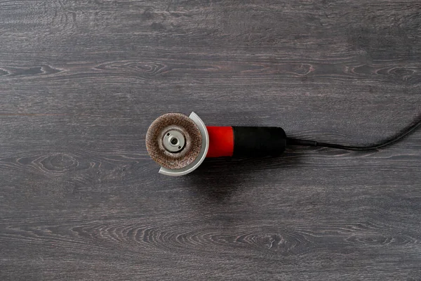 Простой черно-красный угол шлифовальный станок, изолированный от красочной поверхности — стоковое фото