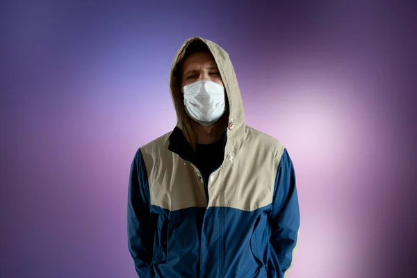 코로나 바이러스가 유행하는 동안 얼굴을 보호하기 위해 마스크를 쓰고 있는 남자 — 스톡 사진