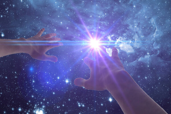 человеческая рука прикрывает легкий мазок ночного звездного неба