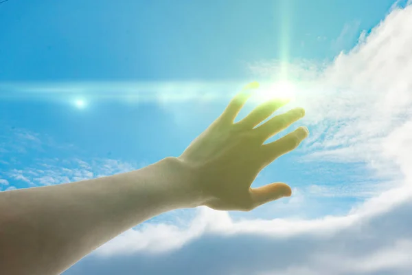 Lidská ruka se zakryje od slunečního svitu dopadajícího z oblohy, pohled první osoby — Stock fotografie