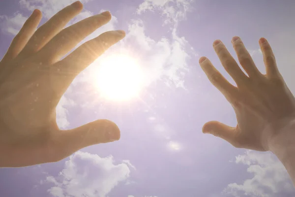 Ludzka ręka zakrywa się przed uderzeniem światła słonecznego z nieba, widok pierwszej osoby — Zdjęcie stockowe