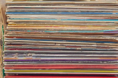 Vinil plak koleksiyonunda sandık kazma b