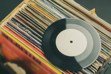 Vinil plak koleksiyonunda sandık kazma b