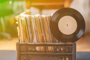 Vinil plak koleksiyonunda sandık kazma b