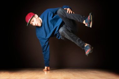 Genç sokak dansçısı bir elinde lacivert sudio b 'de duruyor.