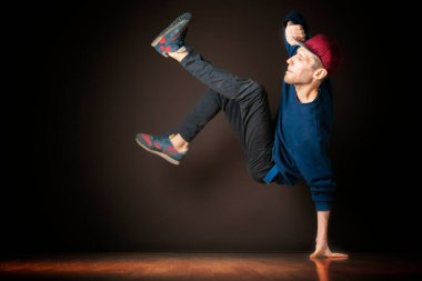 Genç sokak dansçısı bir elinde lacivert sudio b 'de duruyor.