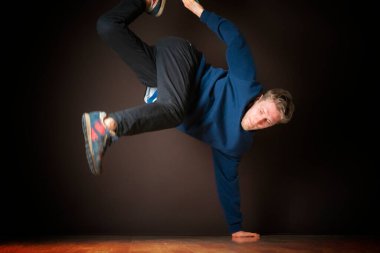 Genç sokak dansçısı bir elinde lacivert sudio b 'de duruyor.