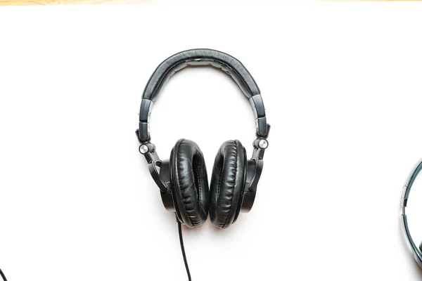 Fones de ouvido usados antigos isolados no fundo branco — Fotografia de Stock
