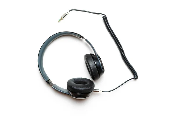 Fones de ouvido usados antigos isolados no fundo branco — Fotografia de Stock