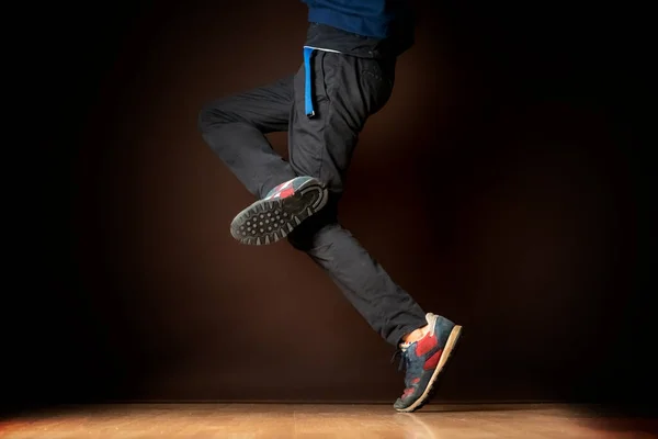 Ноги танцора на темном фоне b — стоковое фото