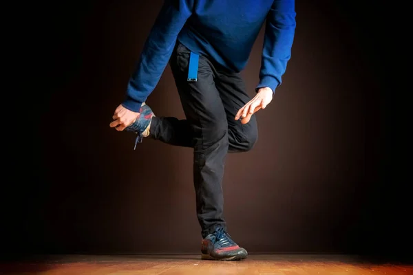 Mężczyzna tancerz wykonać umiejętności w ciemnym studio b — Zdjęcie stockowe
