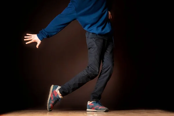 Mężczyzna tancerz wykonać umiejętności w ciemnym studio b — Zdjęcie stockowe