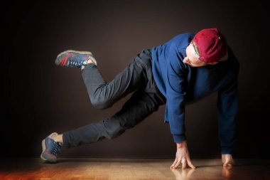 çekici erkek sokak dansçısı break dans yapıyor.