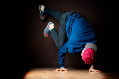 Karanlık Stüdyo B 'de genç bir dansçı tarafından dondurulma işlemi