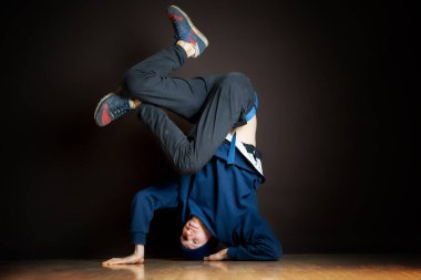 Hip hop dansçısı, Karanlık Stüdyo B 'de baş aşağı dans ediyor.
