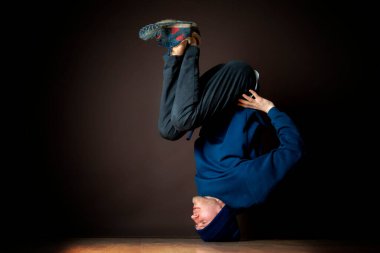 Hip hop dansçısı, Karanlık Stüdyo B 'de baş aşağı dans ediyor.