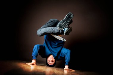 Hip hop dansçısı, Karanlık Stüdyo B 'de baş aşağı dans ediyor.