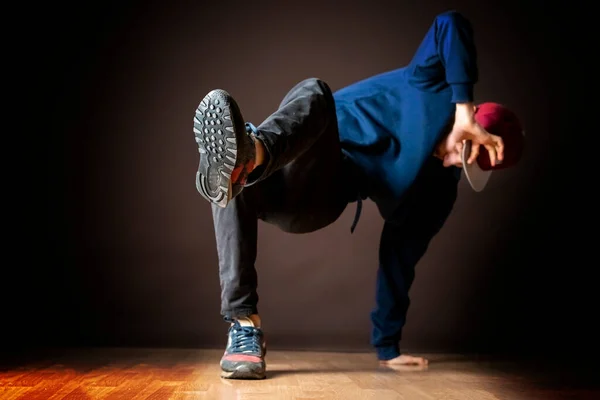 Attrayant mâle danseur de rue effectuer break dance footwork b — Photo