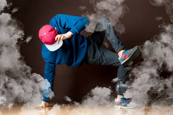 Młody człowiek wykonać break dance w wędzonym studio b — Zdjęcie stockowe