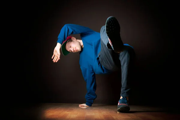 Zbliżenie zdjęcie mężczyzna break tancerz wykonując stanowisko na ciemnym tle b — Zdjęcie stockowe