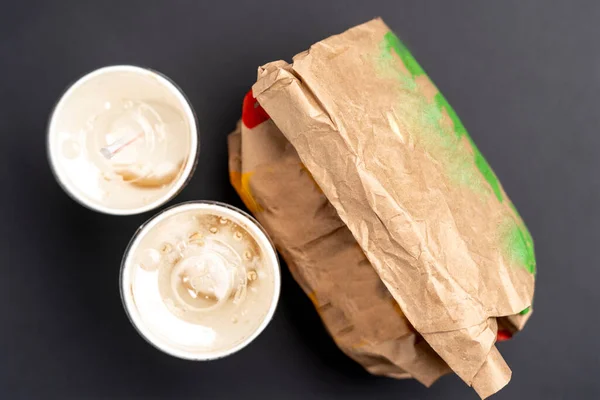 Zamknięcie papierowego opakowania fast food ze szkłem f — Zdjęcie stockowe