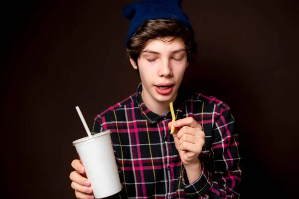 Jeune homme manger pommes de terre frites gratuit avec soda bb — Photo