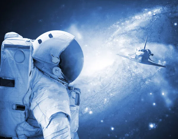 Nahaufnahme Astronaut stolpert durch Galaxien-Universum — Stockfoto