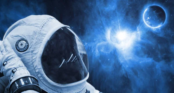 Perto astronauta tropeçando através galáxia universo f — Fotografia de Stock