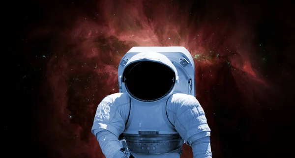 Närbild astronaut snubbla genom galaxen universum f — Stockfoto