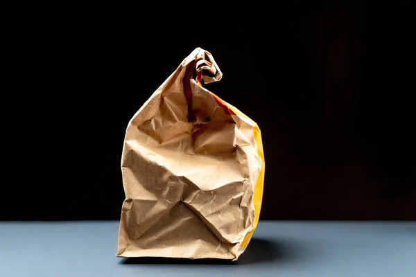 Nahaufnahme einer Fast-Food-Verpackung aus Papier mit Glas f lizenzfreie Stockbilder