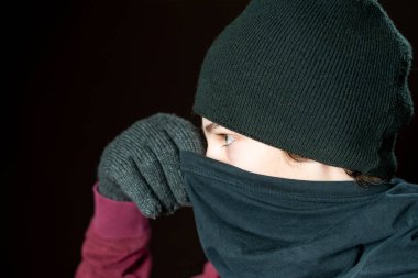 Erkek haydut portresi siyah bandana eldiveni ve koyu renk arka planda izole edilmiş şapka giyer.