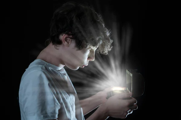 Jovem macho aberto brilhando caixa de madeira no fundo escuro b — Fotografia de Stock