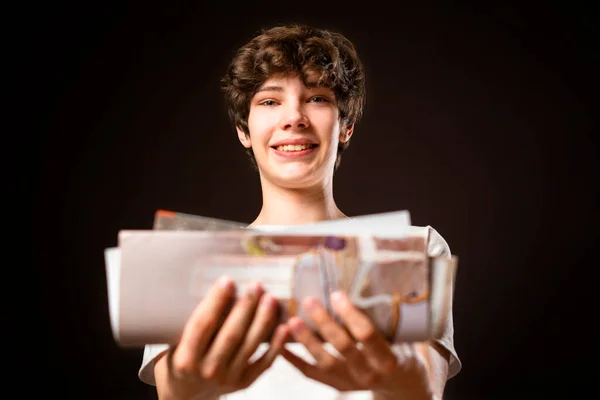 Jeune homme souriant courrier livrer des documents de livres blancs et lettre fd — Photo