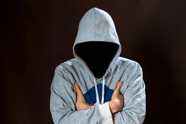 Безликий інкогніто чоловік носить капюшон на темному фоні ізольований б — стокове фото