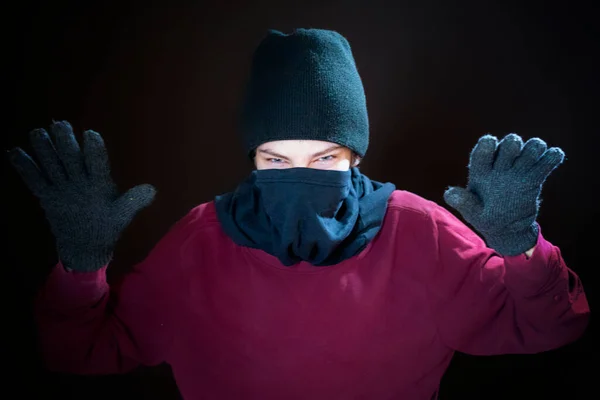 Samec gangster nosit tmavou masku boj s pěstmi na tmavém pozadí izolované b — Stock fotografie