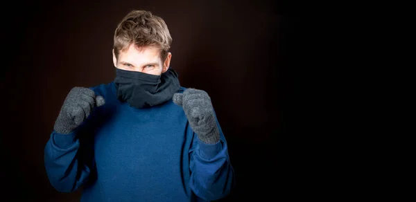 Samec gangster nosit tmavou masku boj s pěstmi na tmavém pozadí izolované b — Stock fotografie