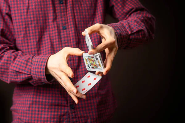 Mężczyzna trzymać asa w rękawie i robić sztuczki z karty b — Zdjęcie stockowe