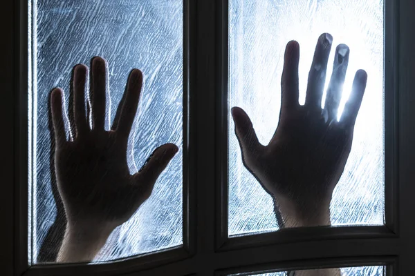 Escena de horror de la mano colocada en la ventana de la puerta por la noche b —  Fotos de Stock