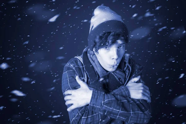 Young male get frozen and wear warm clothes in chilly snowy day b — Stock Photo, Image